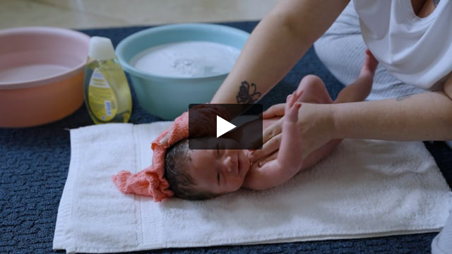 Cómo darle un baño de esponja a su bebé recién nacido